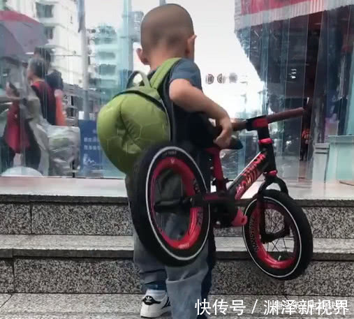 宝宝|“男子汉宝宝”火了,搬着自行车上楼梯的那一刻“男友力”爆棚
