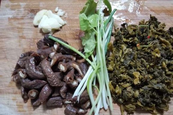 米粉|被人“嫌弃”的菜,却是女儿的最爱,用它煮粉条,酸爽开胃特别香