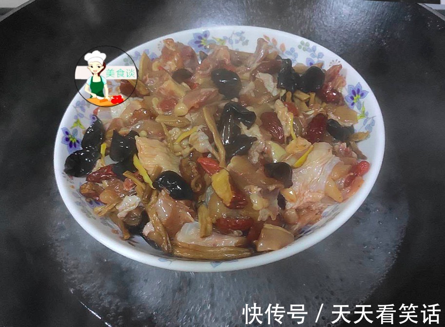 木耳跟此菜是绝配，蒸一蒸就好，营养好吃不上火，常吃提高免疫力