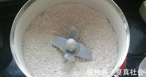 君子兰不开花?2种废料埋盆里,花箭蹭蹭冒,开花2个月