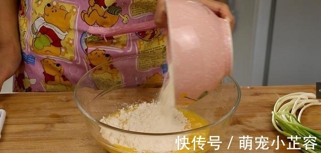 小董|面粉别只炸油条了,教你懒人做法,比油条简单,出锅连吃10个