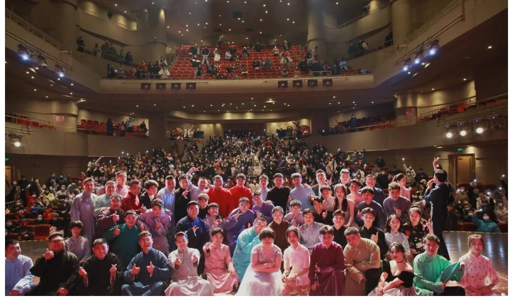 看清相声本质 嘻哈包袱铺封箱再创新潮