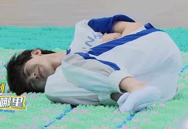 镜头|baby指压板跳远作弊, 当镜头拍到她的脚底, 网友: 怕疼就退出吧