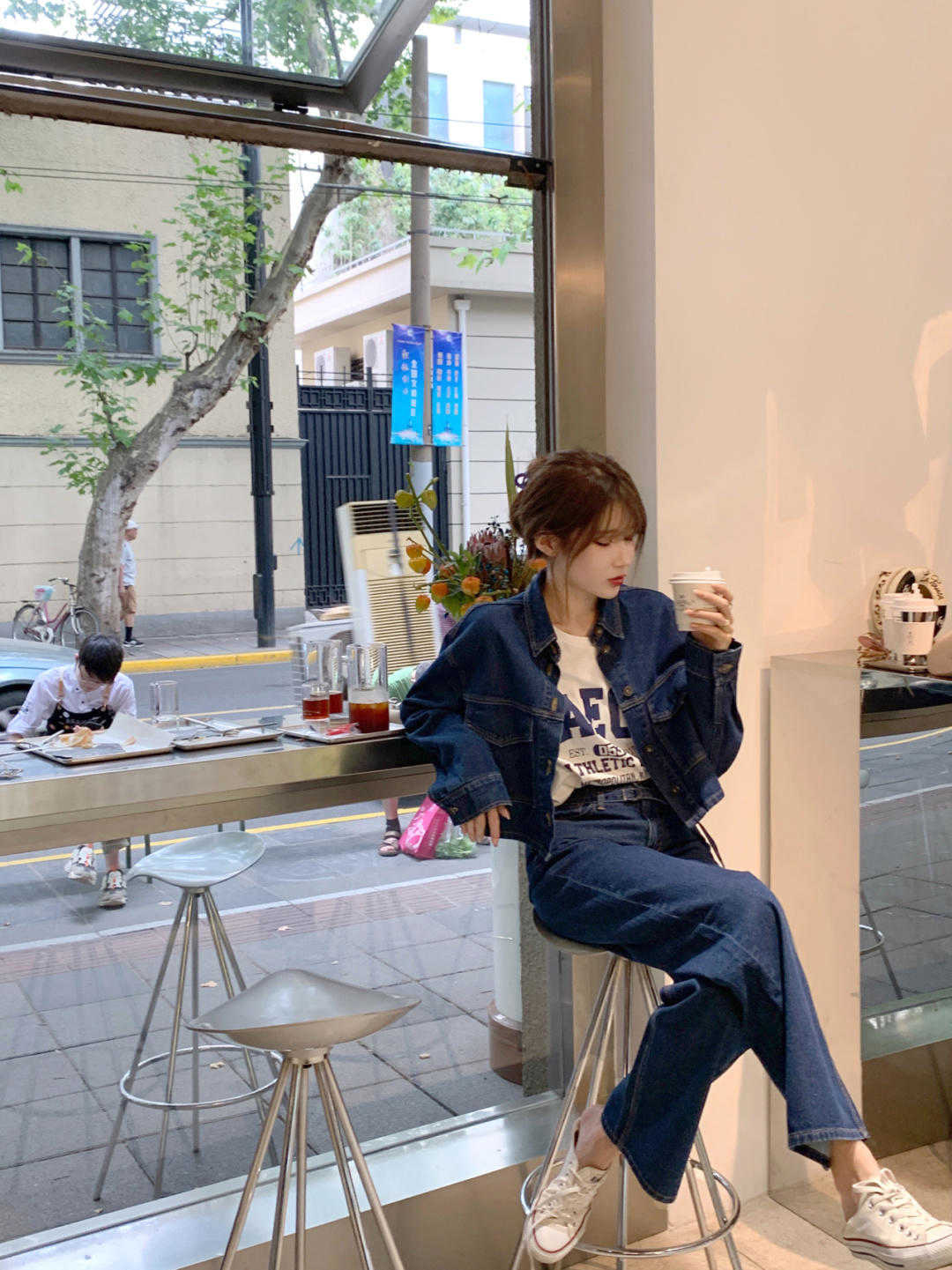 毛呢 开春外套别乱选,码住牛仔外套和小香风外套,青春减龄又有气质