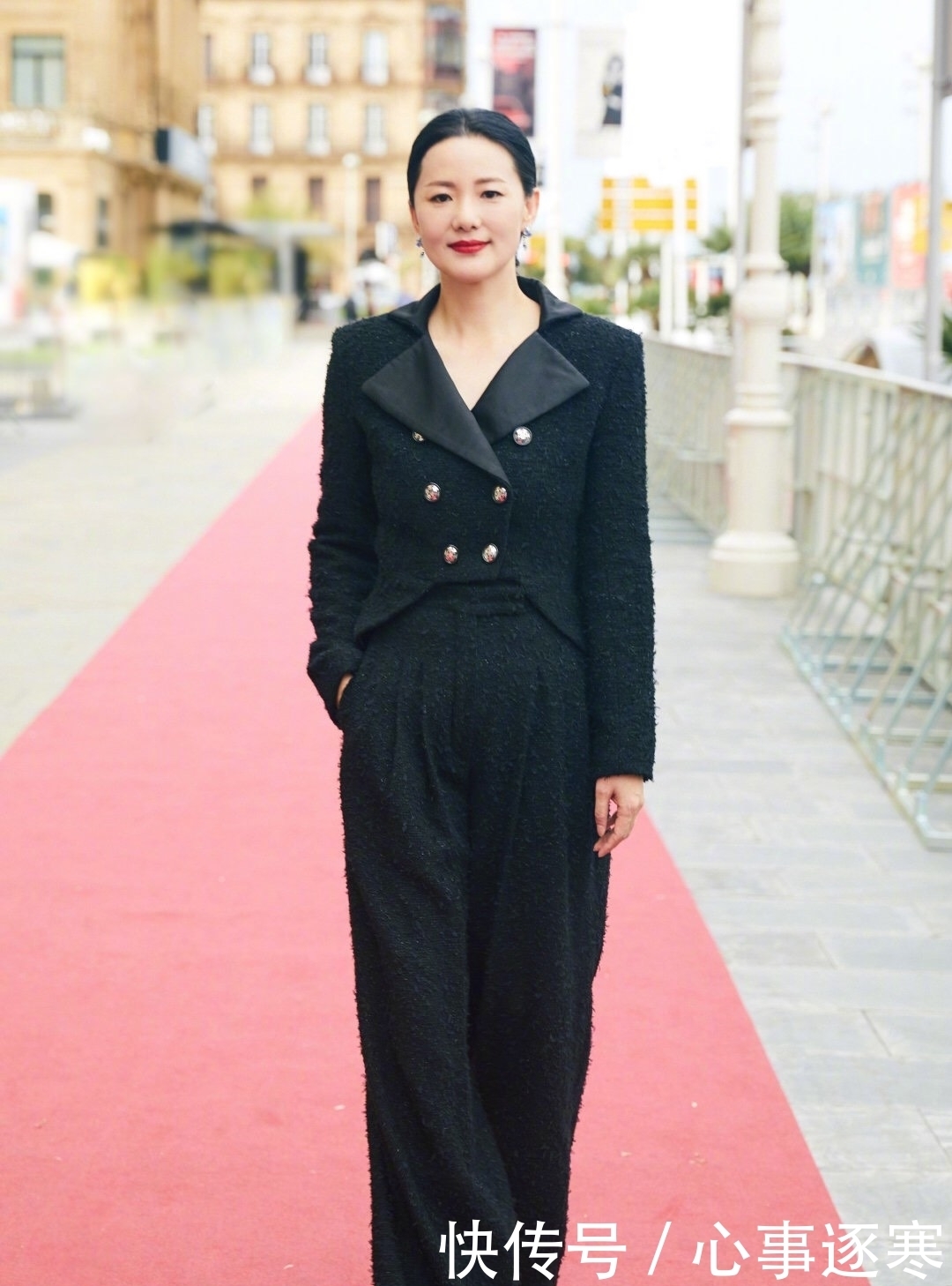 奔五的女人尽量不要大衣配靴子,学明星式穿搭,气质好到让人羡慕