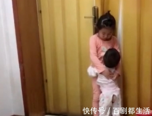 罚站|姐姐犯错被妈妈罚站,弟弟接下来的意外举动,让网友直言真暖心!