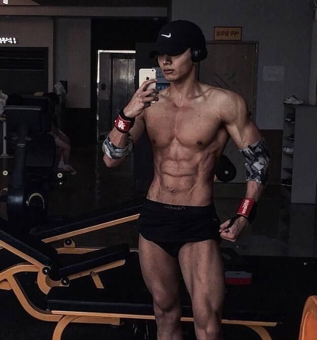 健身房|25岁小伙低调健身，一年后练出6块腹肌，完美的身材羡煞网友！