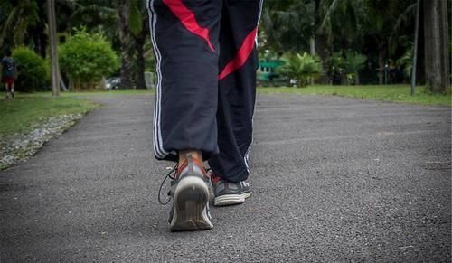 泡脚|男人经常失眠,怎么做能睡个好觉?4个妙招或能派上用场