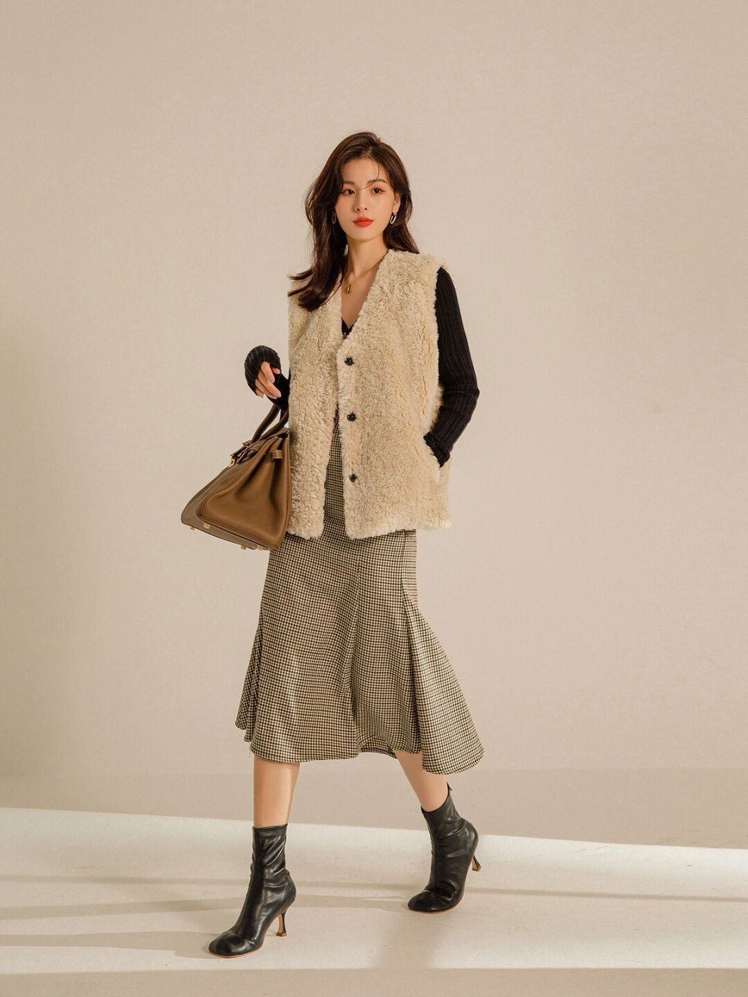 外套 羽绒服不流行了,今年更火的是“羊羔毛外套”,保暖舒适又百搭