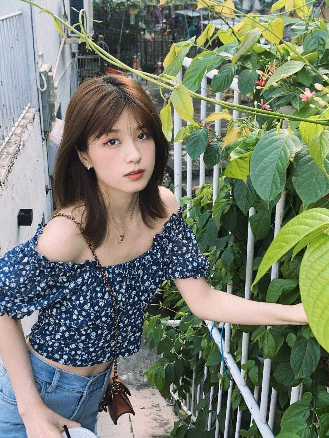 气质感|穿一字肩也可以很出众，搭配牛仔裤简约甜美，还提升气质感