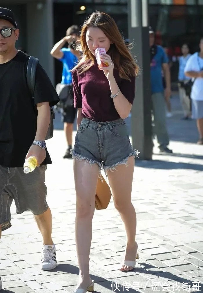 短裤 暗紫色短袖搭配烟灰色短裤,简单百搭,两者毫无违和感