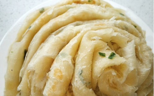 家常葱油饼这样做最好吃，掌握这2个秘诀，柔软多层，凉了也不硬