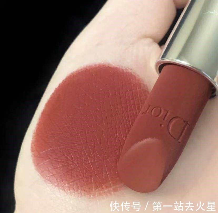 迪奥不止999好看,相比热情奔放,它更平易近人是一个宝藏色号