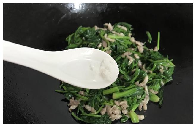 草酸|10分钟的懒人快手午餐,2人花了不到10元钱,鲜美营养,好吃