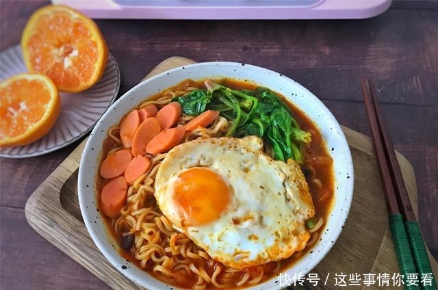 泡面不要直接泡着吃了,教你7种花样做法,好吃有营养,真过瘾