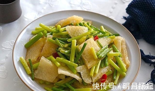 回家给老两口做午餐,虽然简单但营养美味,一家人吃饭就是香