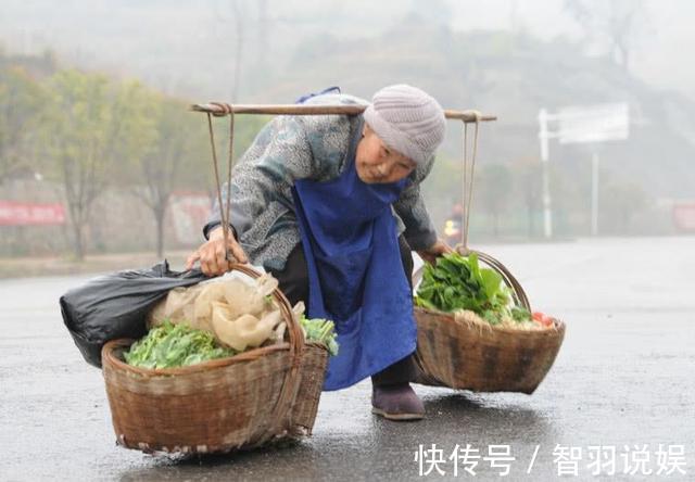 翠欲滴|为啥年轻人宁愿去超市买贵菜，也不买路边老人的菜原因好现实