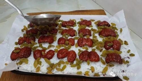 半斤红枣,1斤糯米,蒸一蒸包一包,比粽子还好吃,个个香糯不粘牙