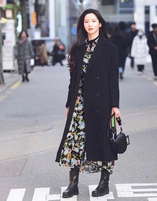 高跟鞋|论街拍，比起太古里的奇装异服，韩国人的穿搭简约高级，值得学习