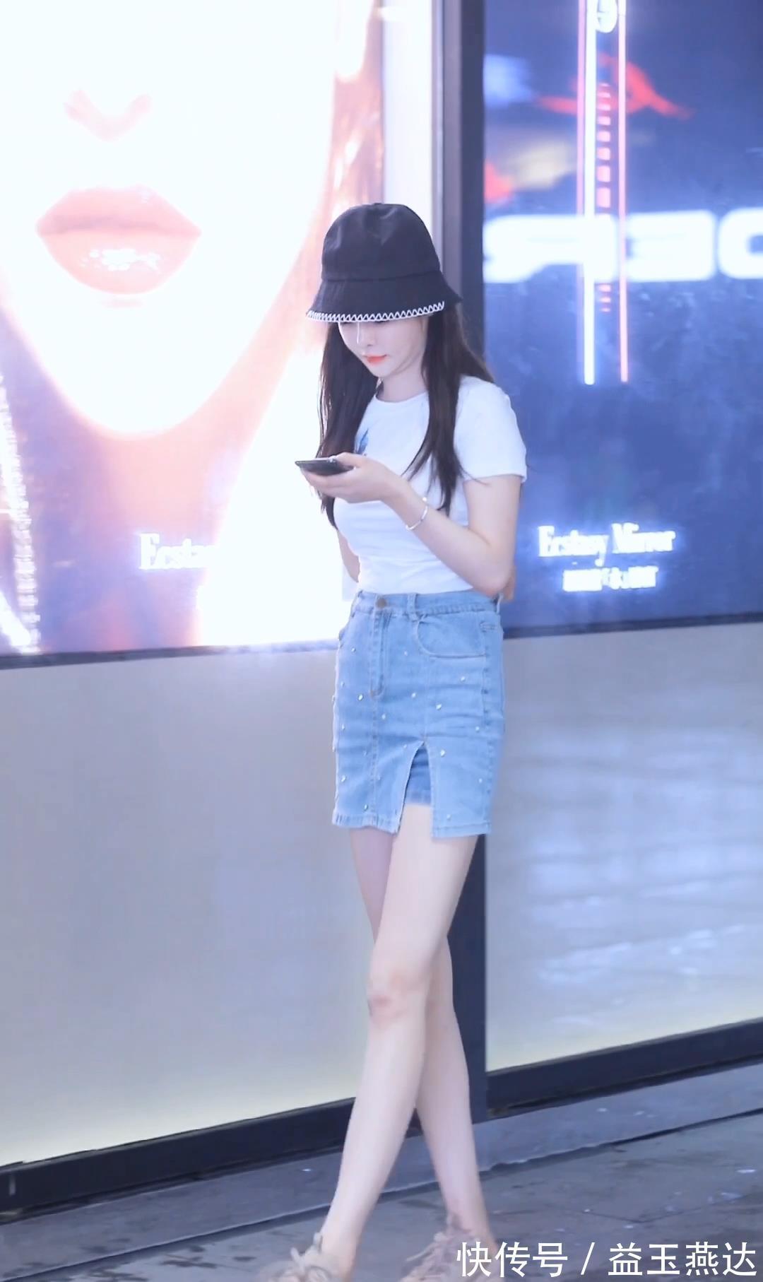 小姐姐|甜美系小姐姐,经典白T恤搭配超短裙,一顶渔夫帽轻松打造时尚感