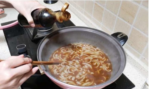 猪皮这样吃才叫爽,不炒也不炸,一次做一锅,一锅都不够吃