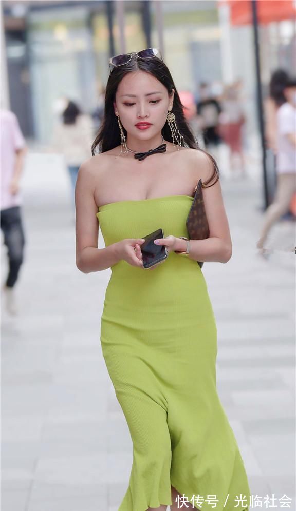 街拍 这款连衣裙颜色新颖,穿上后美丽大方楚楚动人