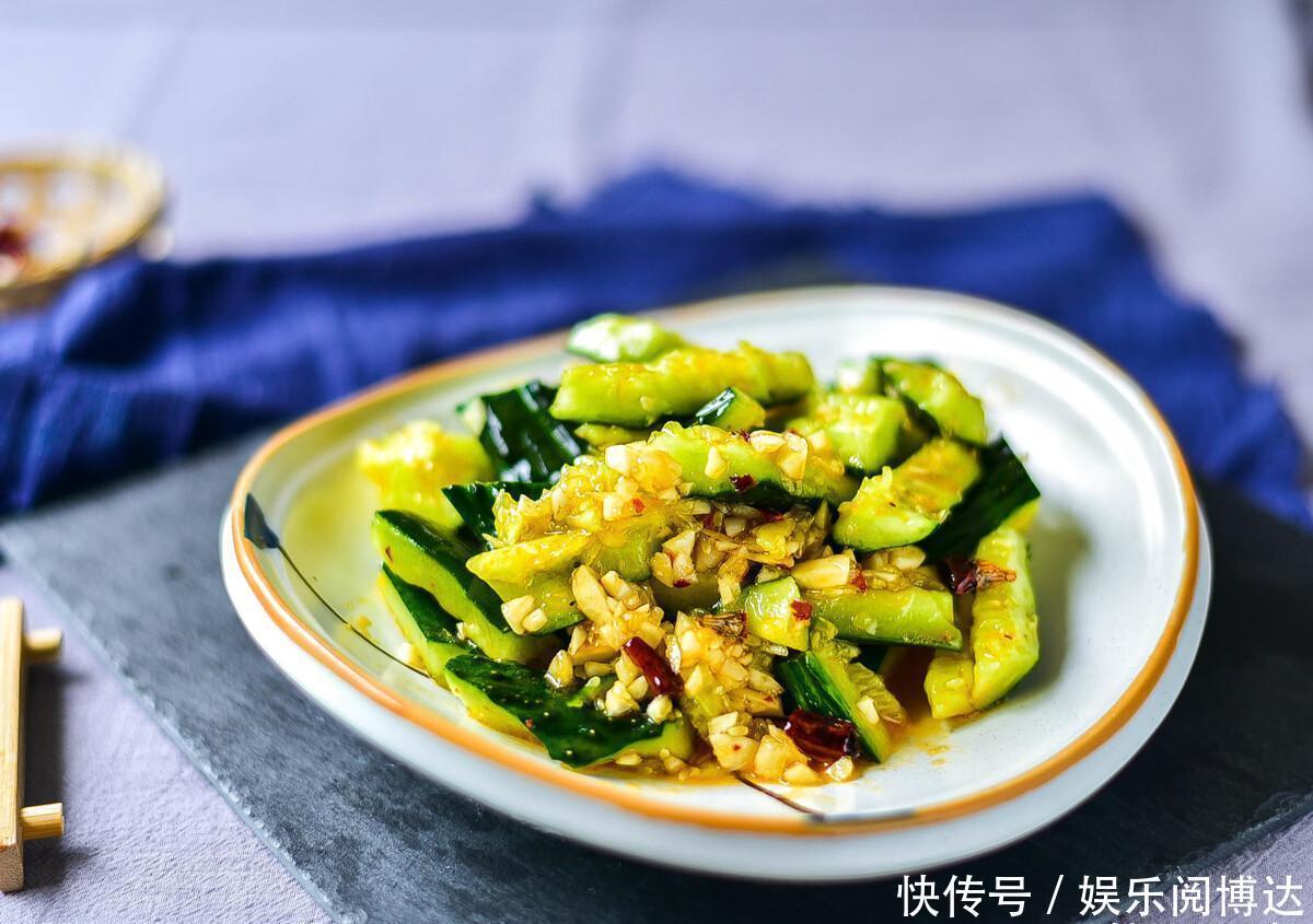 搅拌均匀|凉拌黄瓜，直接用刀切就错了，多加1个小步骤，黄瓜多汁又好吃