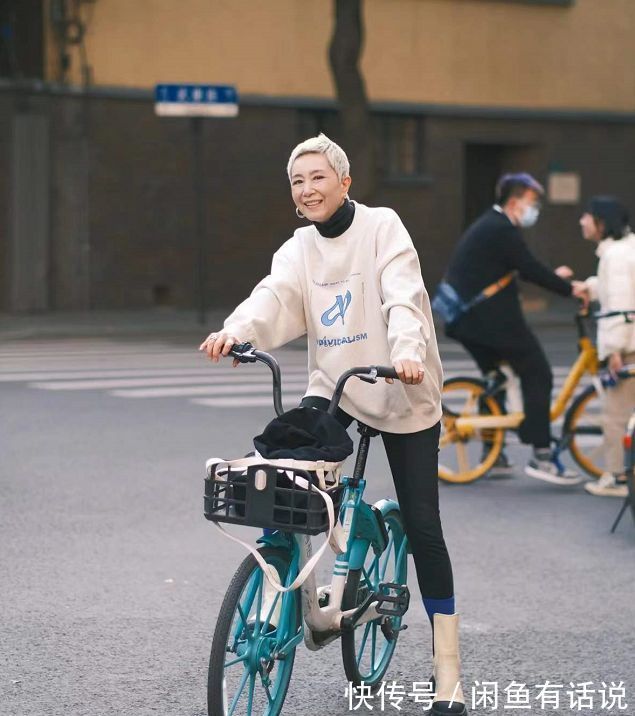 马丁靴 60岁奶奶才不服老,穿高帮靴骑单车出门,一头白发还剪寸头太拉风