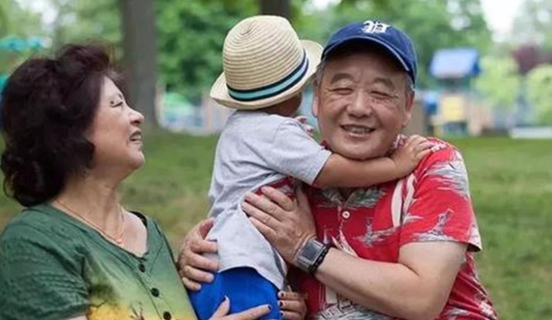 尿布|“家有一老如有一宝”,但老人的养育方式,父母要懂得取舍