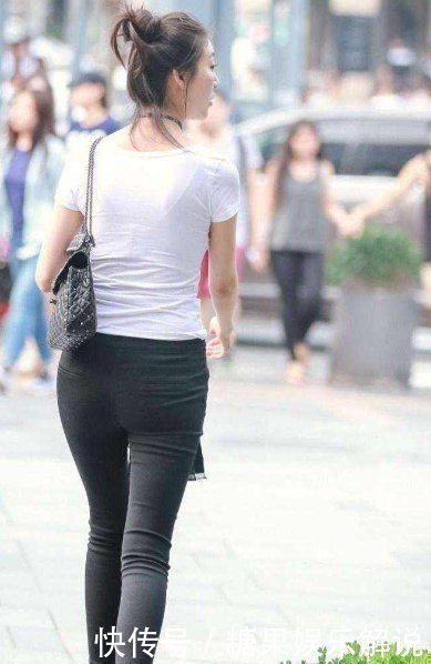 街拍|街拍美女黑色短款皮夹克,搭配高腰的黑色牛仔裤,时尚有个性