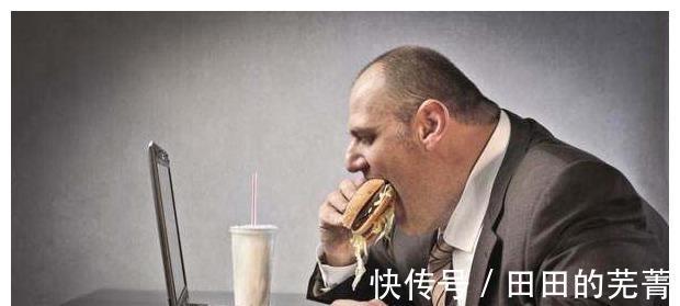 胖子|睡前有4个行为，更容易“发胖”，特别是第2个，很多人天天都做！