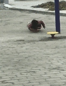 |搞笑GIF:美女是梦到什么了?谁知道劲什么大,晚上跪榴莲吧