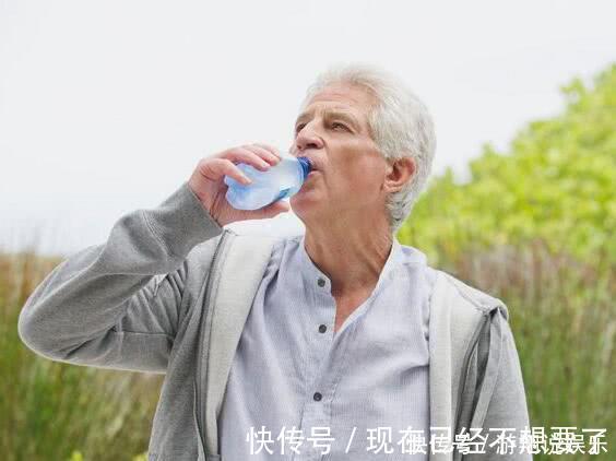 体味|老人味尴尬讨人嫌,医生:40岁后牢记以下事,再老也没味