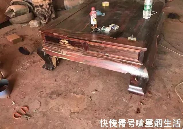 中式|红木家具怎么买?据说花8万买了这套大红酸枝沙发,一刮磨当场傻眼!