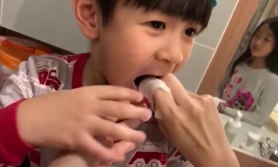 萌娃Neinei长大了！徒手拔牙被赞勇敢，超级奶爸拍摄记录全过程