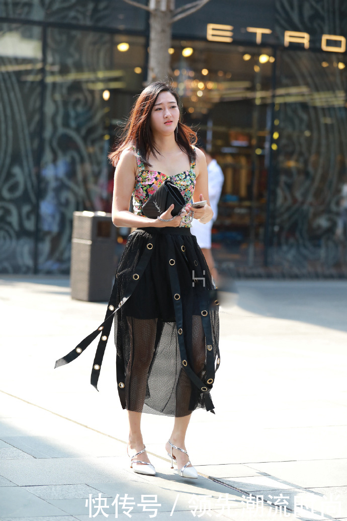 演绎出|吊带“撞上”个性流苏裙,演绎出新时尚的既视感,美得不可方物