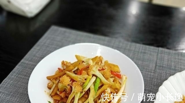 晚餐|母子俩的晚餐只有3个菜,儿子说个个好吃,网友却说太寒碜