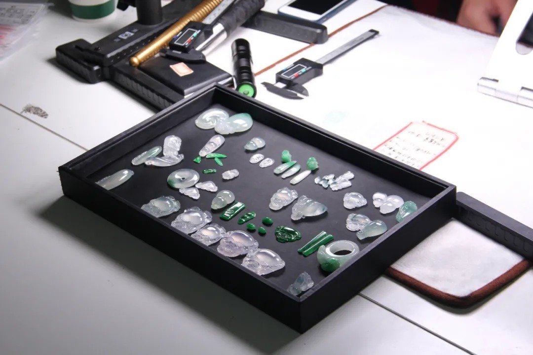 直射光|翡翠柜台上的翡翠可不是随便摆的,这样弄你才会喜欢买!