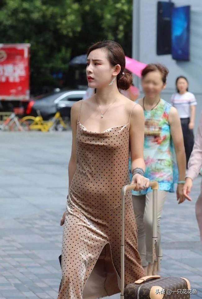 气质 好的裙子太挑人,想要驾驭必须自身有气质,那样才能好看