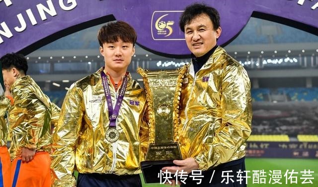 女足|山东男篮、足球两大标志性人物合影,郝伟在巩晓彬面前小鸟依人