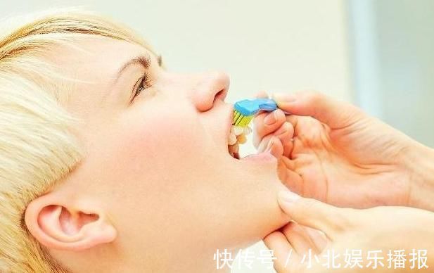 口腔白斑|嘴巴起泡就一定是上火吗?3种病症或许也会让嘴巴起泡!