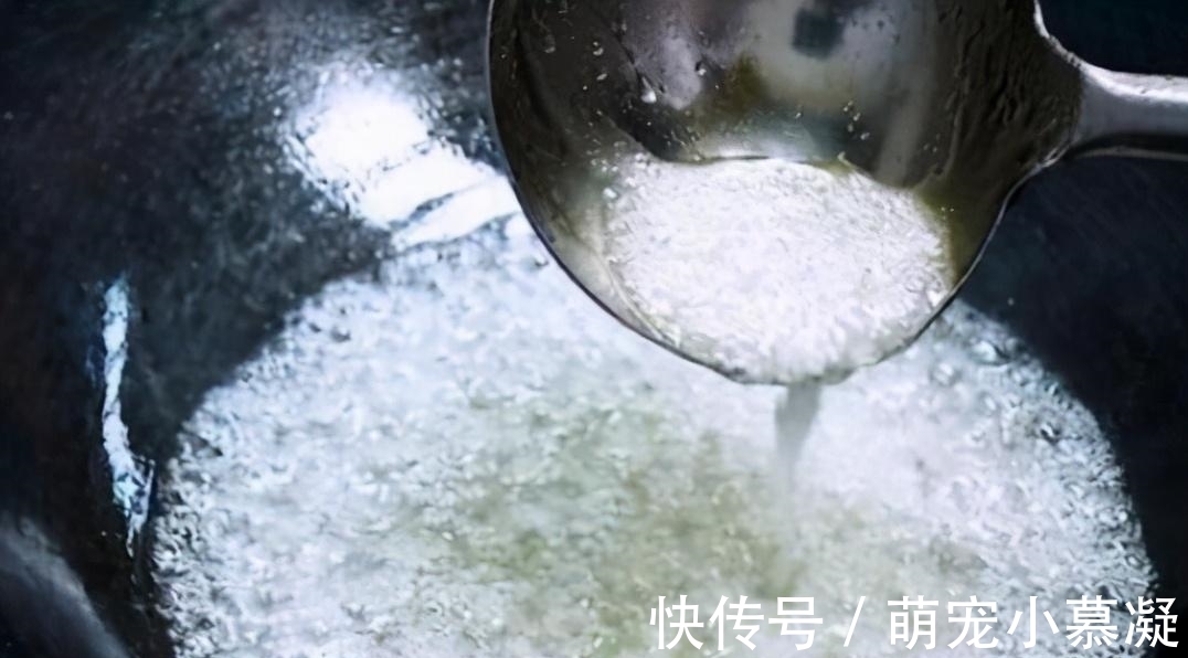 炒糖色，先放冰糖就错了，多做1步，糖色红亮诱人，不发黑不发苦