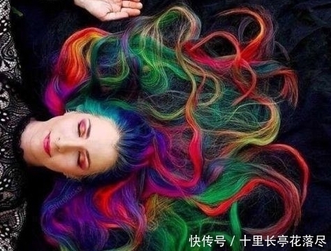 女子|女子从不剪头发,还常染头发, 独一无二的发色,让人止不住羡慕