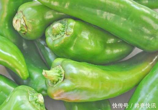  难怪|做虎皮青椒，先放油还是后放油？很多人不懂，难怪不起皮还很油腻