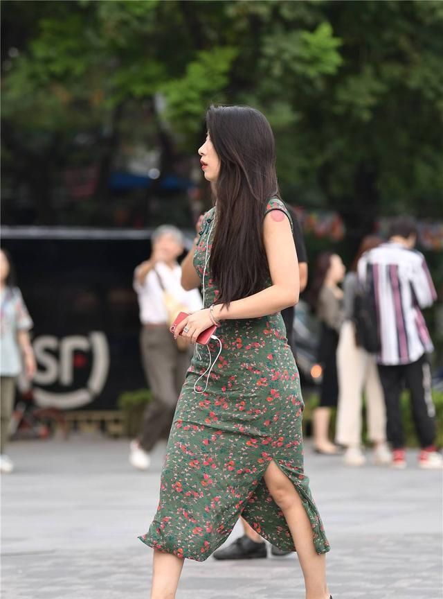 美女 绿色连衣裙,红色碎花,搭配鱼嘴细跟凉鞋,衬托微胖身材
