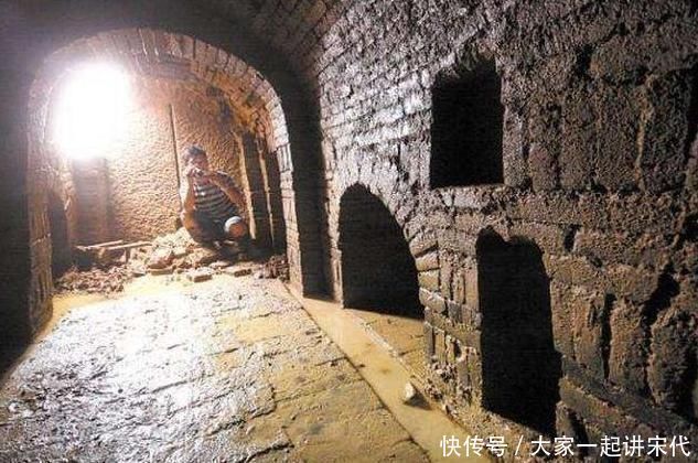 古墓|为盗挖这座墓穴,4位盗墓贼当场身死,专家发掘后害羞不已