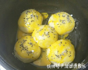 做面包不用买烤箱了,教你一招,用普通锅就能做,2分钟就学会