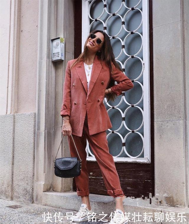 开春别再穿阔腿裤了!现在流行用这条裤子配外套,时髦显瘦上档次
