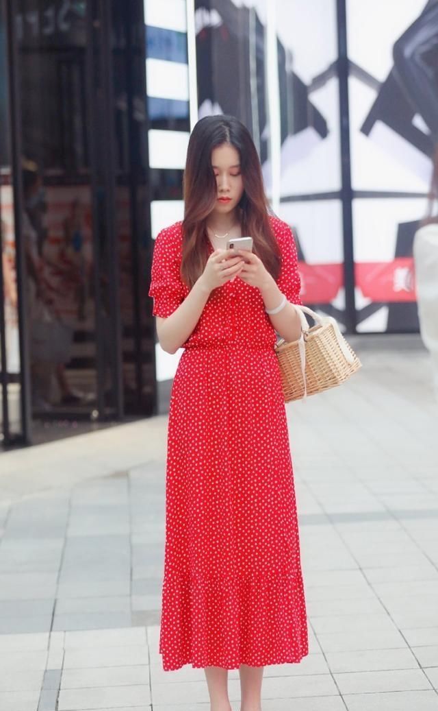 连衣裙穿出清新模样，也可以很仙气，时尚格调不局限