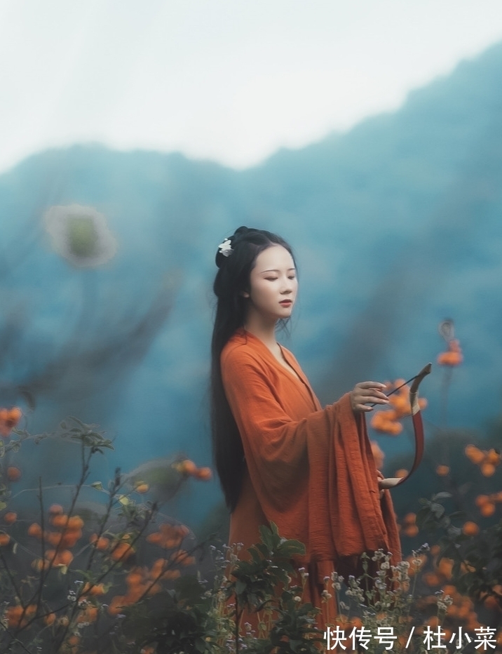 碧蝶$七言格律:碧蝶花间频展翅,黄莺柳浪复摇唇